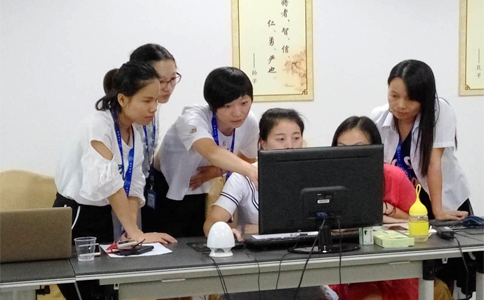  美女們互相交流學習，氣氛有點嚴肅啊